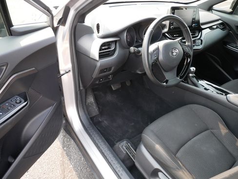 Used 2019 Toyota C-HR XLE FWD image 2
