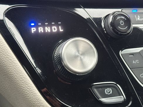 Used 2024 Chrysler Pacifica Select image 25