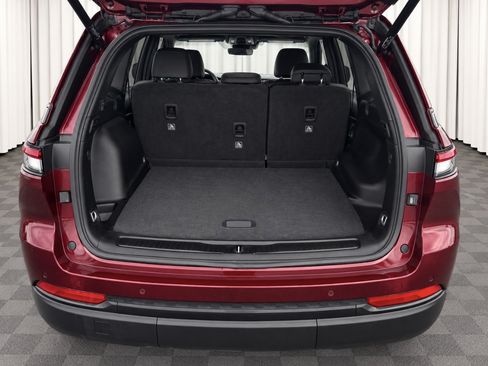 Used 2025 Jeep Grand Cherokee Altitude RWD image 5