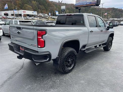 Used 2025 Chevrolet Silverado 2500 ZR2 w/ Technology Package image 4