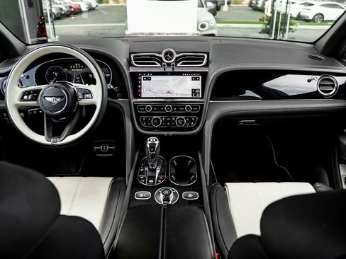Used 2022 Bentley Bentayga AWD/4WD image 4