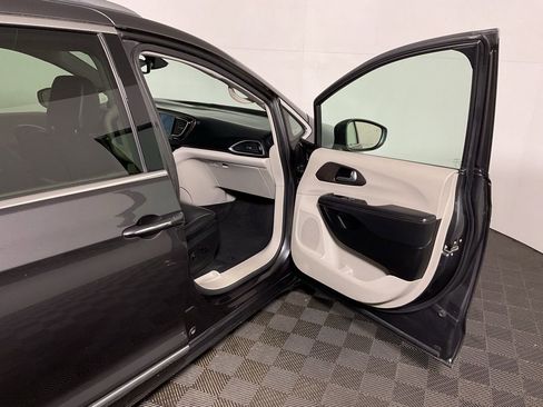 Used 2017 Chrysler Pacifica Touring-L Plus image 34