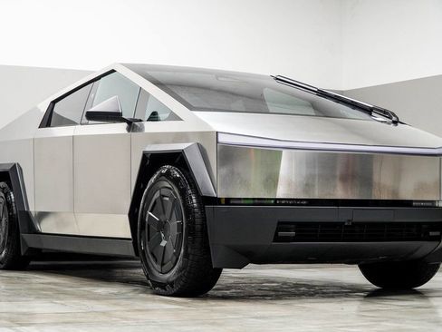 Used 2025 Tesla Cybertruck AWD Crew Cab image 4