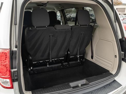 Used 2019 Dodge Grand Caravan SE w/ UConnect Hands-Free Group image 9