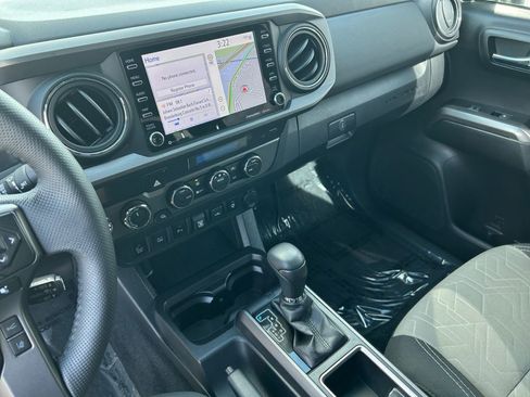 Used 2022 Toyota Tacoma TRD Off-Road w/ Technology Package AWD/4WD image 19