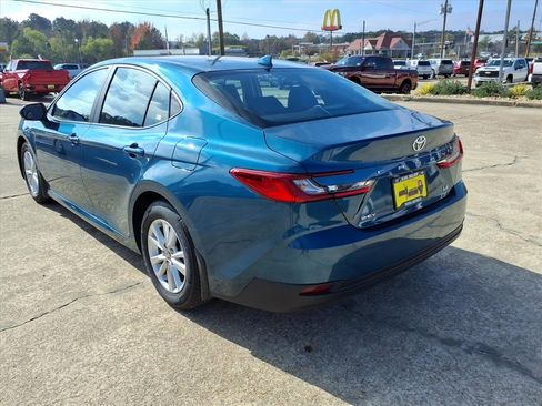 Used 2025 Toyota Camry LE image 3