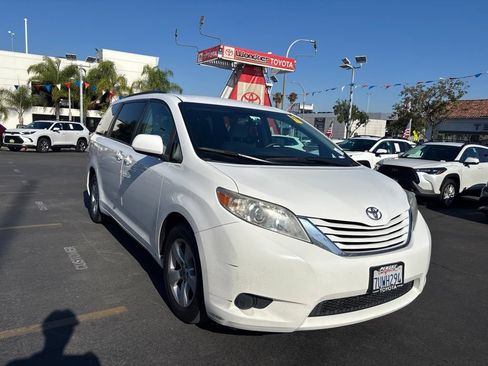 Used 2017 Toyota Sienna LE FWD image 2