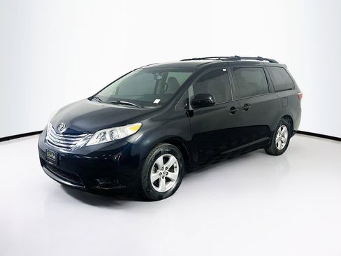 Used 2017 Toyota Sienna LE image 3