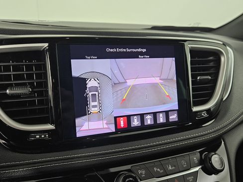 Used 2022 Chrysler Pacifica Touring-L w/ Uconnect Theater Family Group AWD/4WD image 26