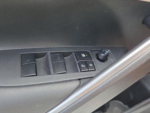 Used 2024 Toyota Corolla Cross L image 18