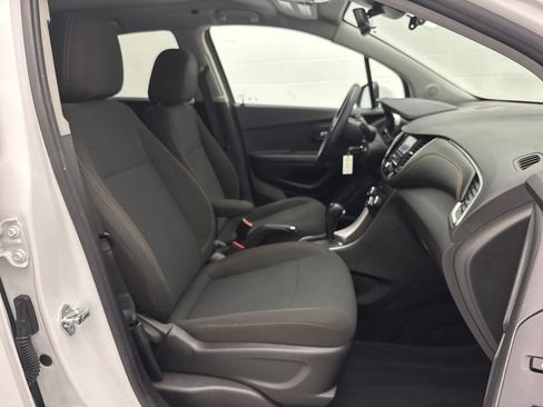 Used 2022 Chevrolet Trax LS w/ Tint and Cruise Package AWD/4WD image 31