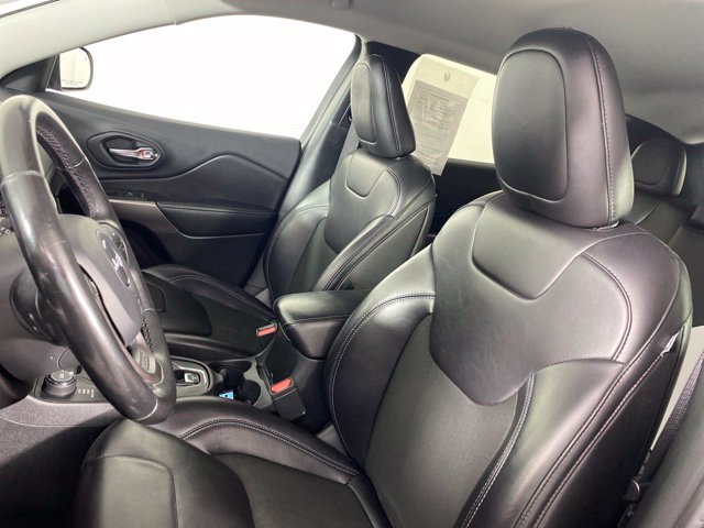 Used 2019 Jeep Cherokee Latitude Plus w/ Cold Weather Group AWD/4WD image 17