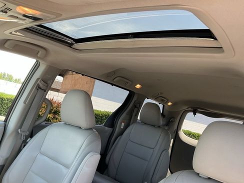 Used 2016 Toyota Sienna XLE w/ XLE Navigation Package FWD image 11