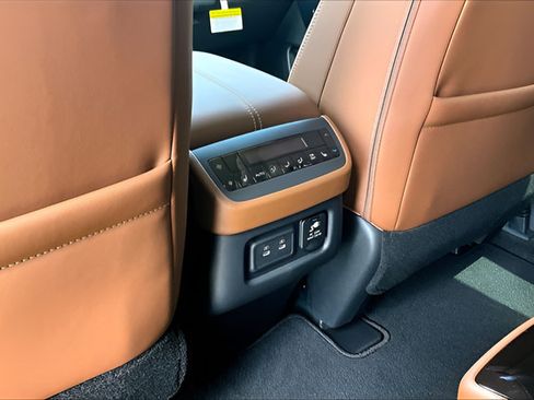 New 2026 Nissan Pathfinder Platinum AWD/4WD image 17
