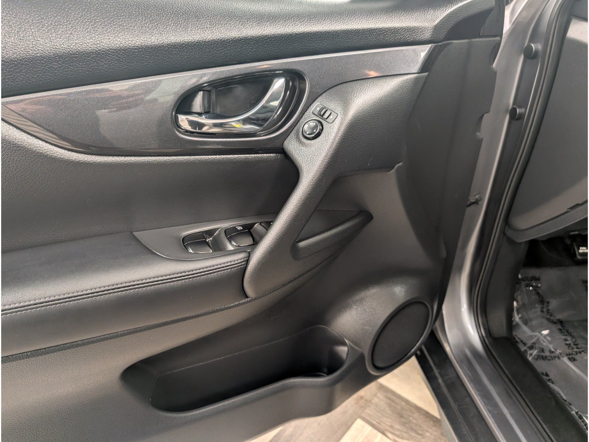 Used 2018 Nissan Rogue S AWD/4WD image 7