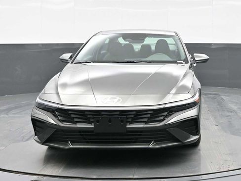 Used 2025 Hyundai Elantra SE FWD image 3