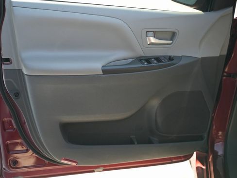 Used 2018 Toyota Sienna LE image 40