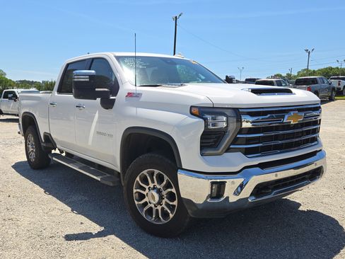 Used 2024 Chevrolet Silverado 3500 LTZ w/ LTZ Convenience Package AWD/4WD image 3