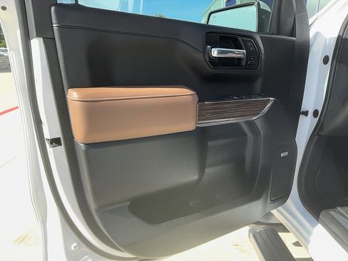 Used 2021 Chevrolet Silverado 1500 High Country w/ Technology Package image 11