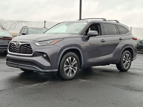 Used 2022 Toyota Highlander XLE FWD image 3