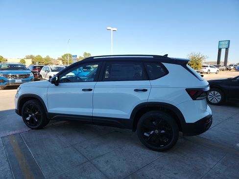 New 2026 Volkswagen Taos SE image 4