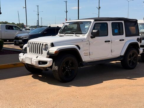 Used 2019 Jeep Wrangler Unlimited Sahara AWD/4WD image 16