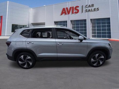 Used 2025 Volkswagen Taos SE AWD/4WD image 5