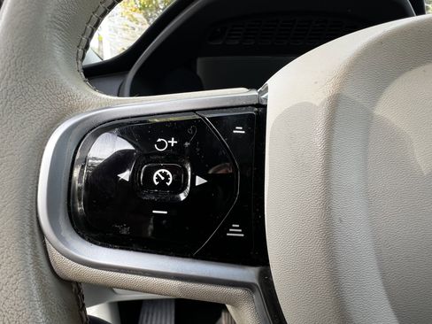 Used 2021 Volvo XC90 T6 Momentum image 19