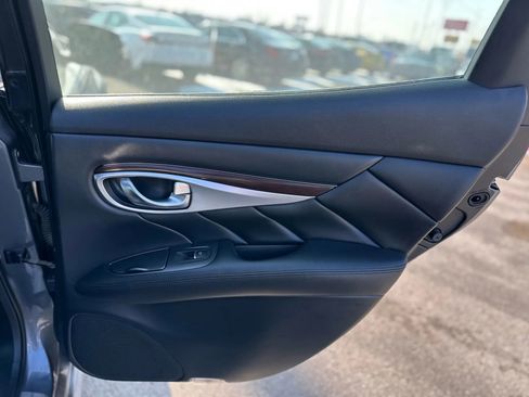 Used 2017 INFINITI Q70 3.7 w/ Technology Package image 22