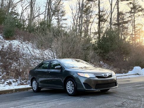 Used 2014 Toyota Camry LE image 2