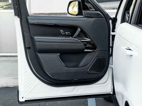 Used 2024 Land Rover Range Rover SV image 12