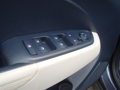 Used 2023 Hyundai Venue Limited w/ Cargo Package FWD image 7
