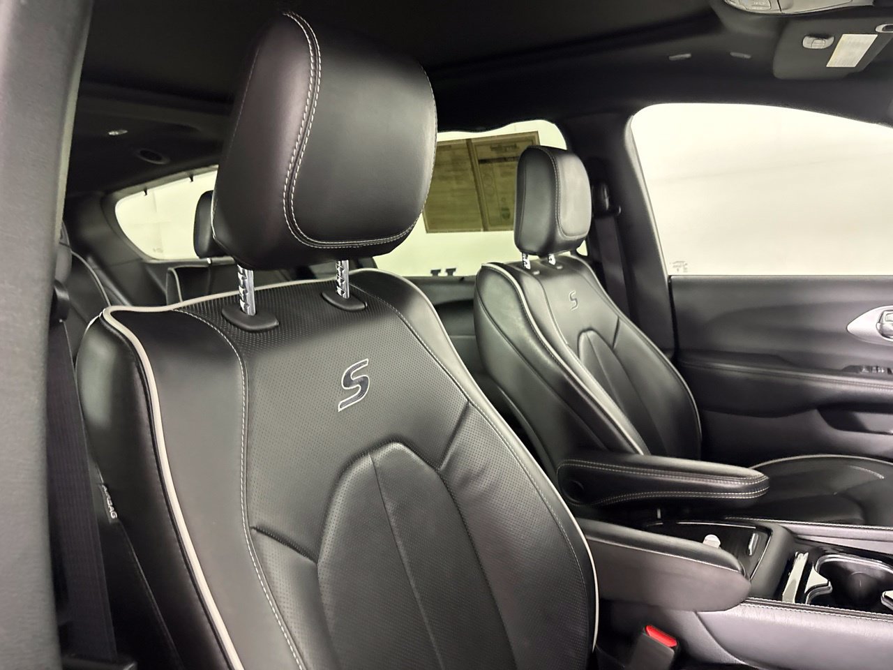 Used 2025 Chrysler Pacifica Limited FWD image 32