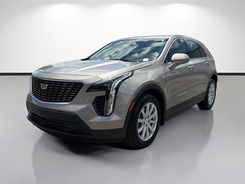 Used 2023 Cadillac XT4 Luxury w/ Cold Weather Package FWD image 7