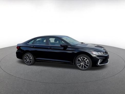 Used 2025 Volkswagen Jetta SE image 2