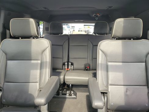 Used 2024 GMC Yukon XL SLT w/ SLT Premium Package RWD image 17