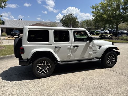 Used 2024 Jeep Wrangler Unlimited Sahara AWD/4WD image 8