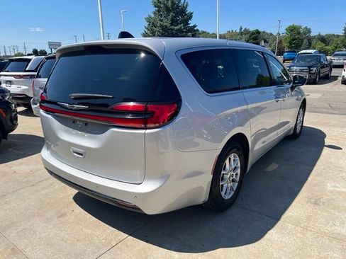 Certified 2024 Chrysler Pacifica Touring-L FWD image 6