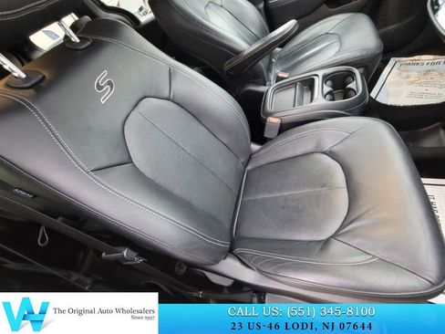 Used 2019 Chrysler Pacifica Touring-L w/ S Appearance Package image 16