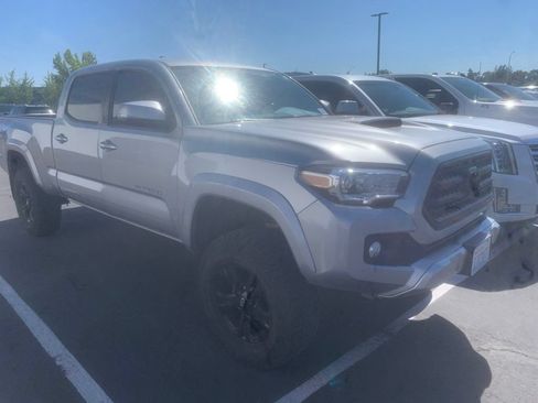 Used 2017 Toyota Tacoma TRD Sport w/ Tow Package AWD/4WD image 5