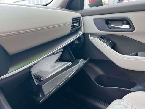 Used 2025 Nissan Rogue SV image 10