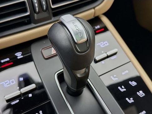 Certified 2025 Porsche Macan AWD/4WD image 22