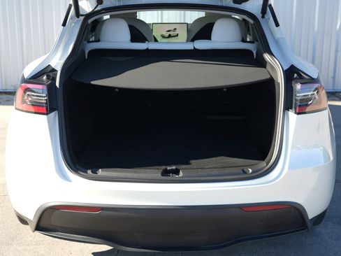 Used 2023 Tesla Model Y Performance image 10