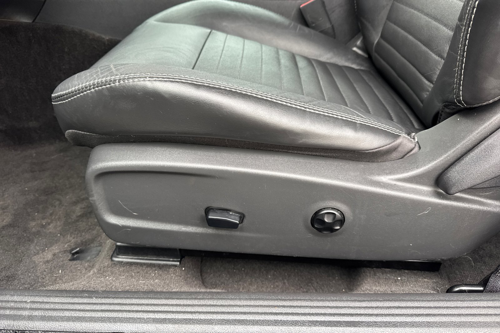 Used 2011 Dodge Challenger RWD image 13