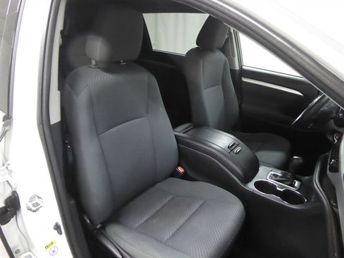 Used 2019 Toyota Highlander LE FWD image 20