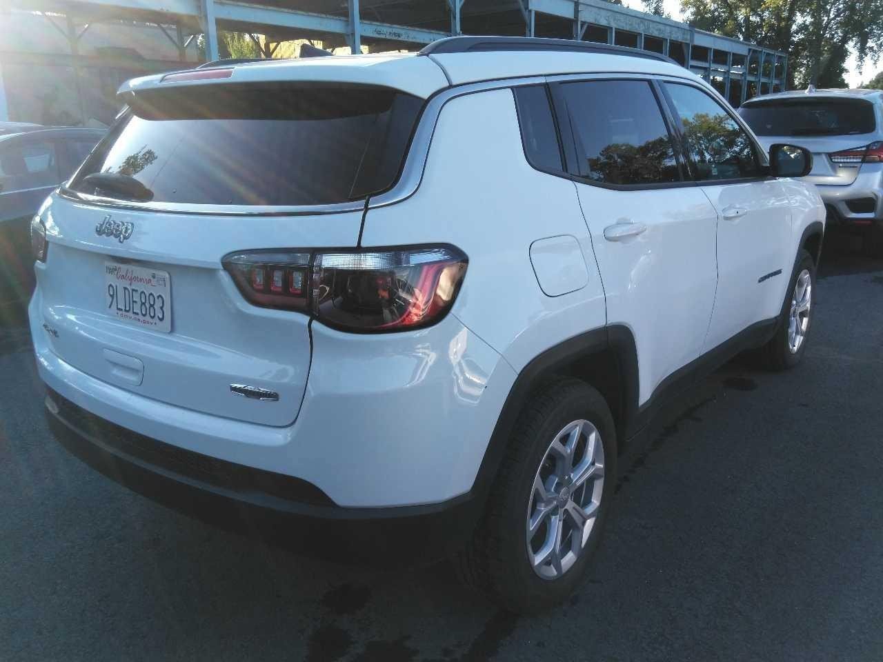 Used 2024 Jeep Compass Latitude AWD/4WD image 3