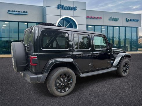 Used 2022 Jeep Wrangler Unlimited Sahara w/ Cold Weather Group AWD/4WD image 2