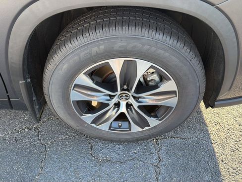 Certified 2024 Toyota Highlander XLE FWD image 42
