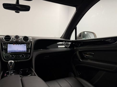 Used 2019 Bentley Bentayga AWD/4WD image 48