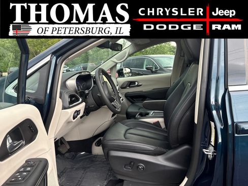 Used 2024 Chrysler Pacifica Touring-L FWD image 10